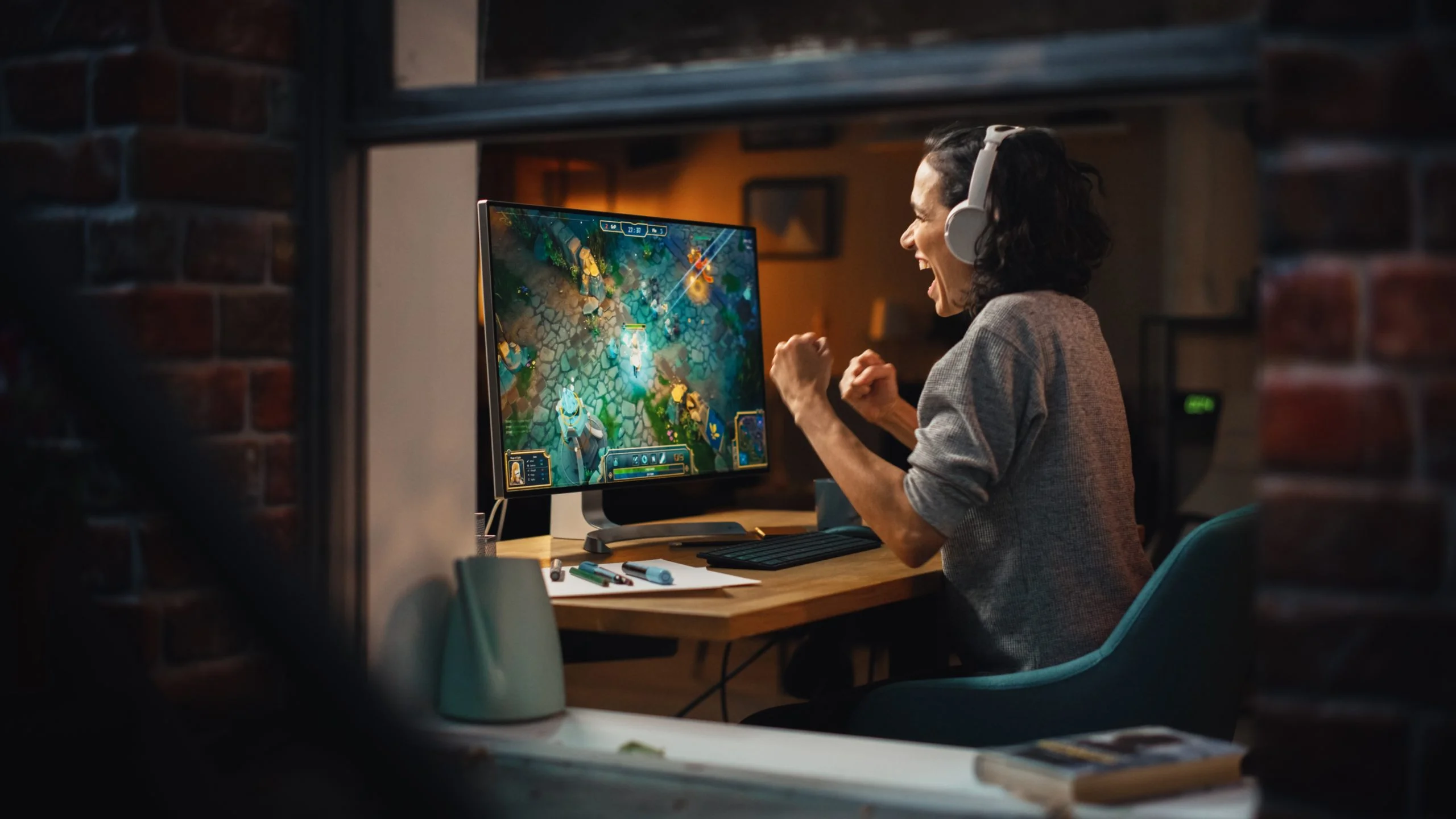 Women, playing game, computer screen